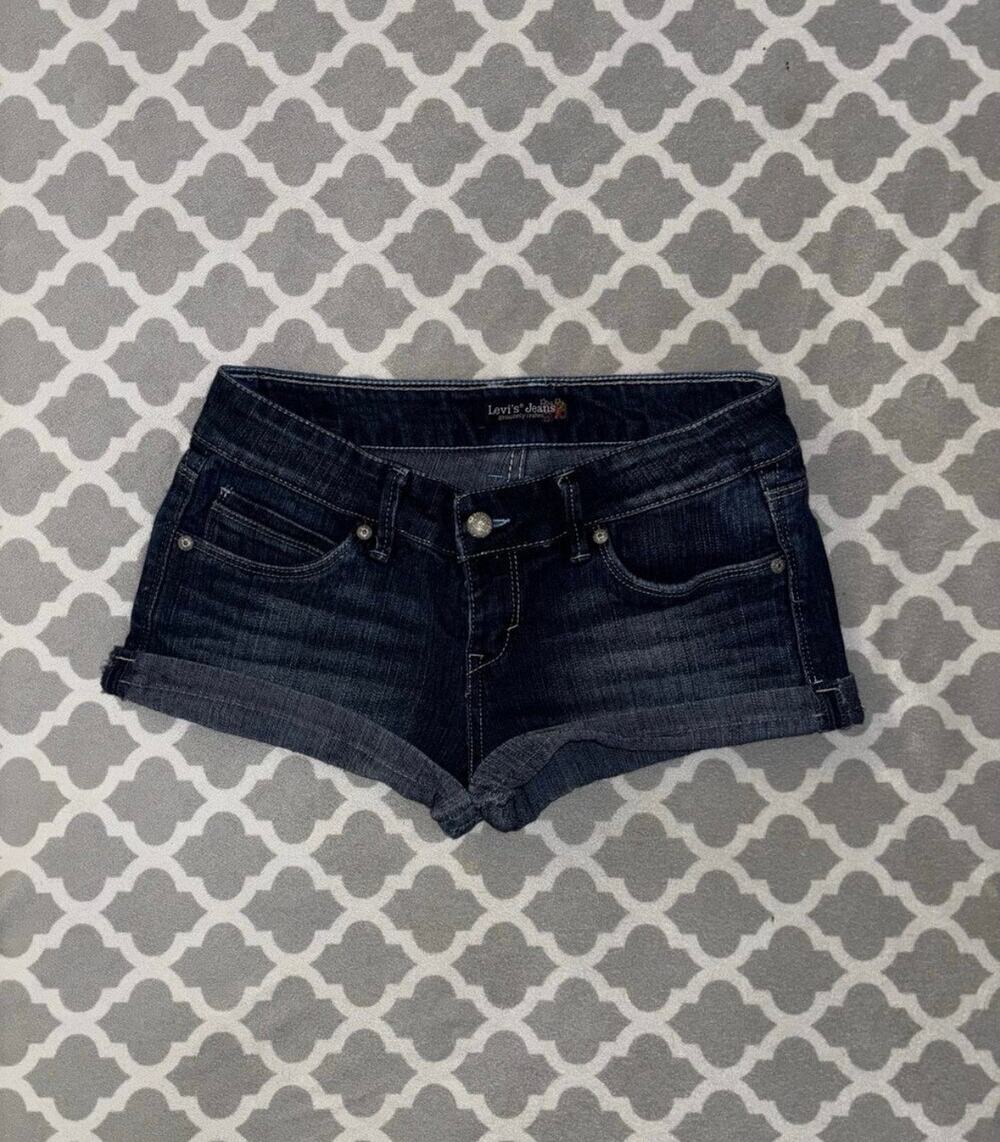 Y2K Levi’s low rise shorts